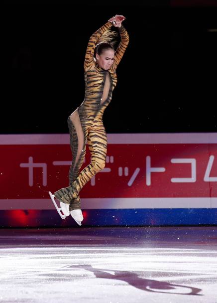  La campionessa olimpica,  Alina Zagitova, 15enne russa  quinta alle spalle della nostra Carolina Kostner nella prova individuale di figura, oggi nel Gal ha sfoggiato  un body tigrato assai audace 